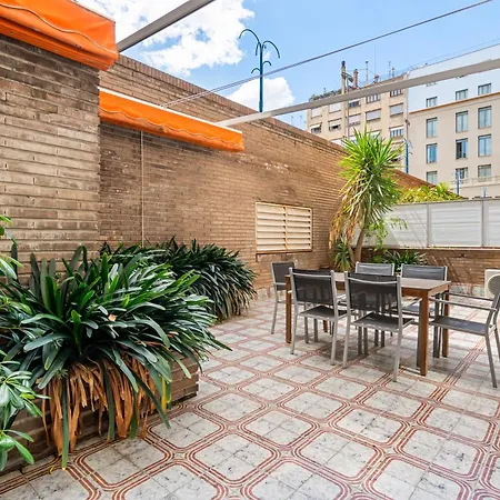 Sunlit Expansive Terrace, Ac & Outdoor Seating Apartmán