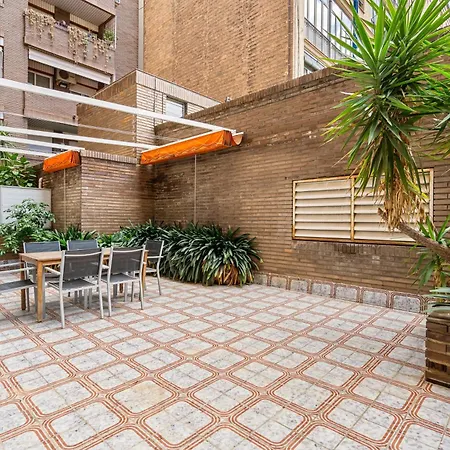 Sunlit Expansive Terrace, Ac & Outdoor Seating Διαμέρισμα *